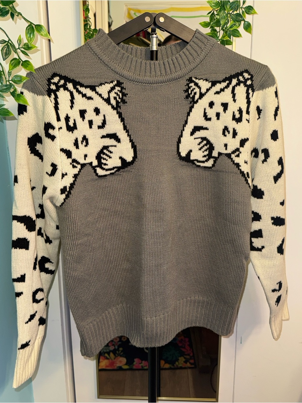 Gray Leopard Graphic Sweater Women’s Medium Animal Print Intarsia